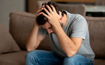 Мужчина держится за голову